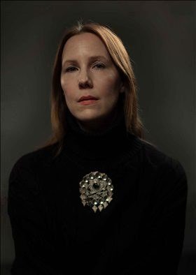 Portrett av Linnea Axelsson i svart genser med en stor sølvbrosje